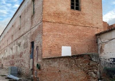 Restauración de paramentos de fachada y eliminación de elementos añadidos en el Antiguo Cuartel de Caballería (Sementales) en Alcalá de Henares (Madrid)